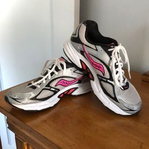 Women’s Saucony white/pink/black tennis shoes, size 7